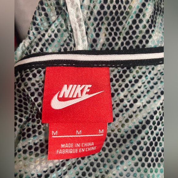 Nike Women's Tech Hyperfuse Windrunner Jacket-MEDIUM-green,black,white - Picture 10 of 12